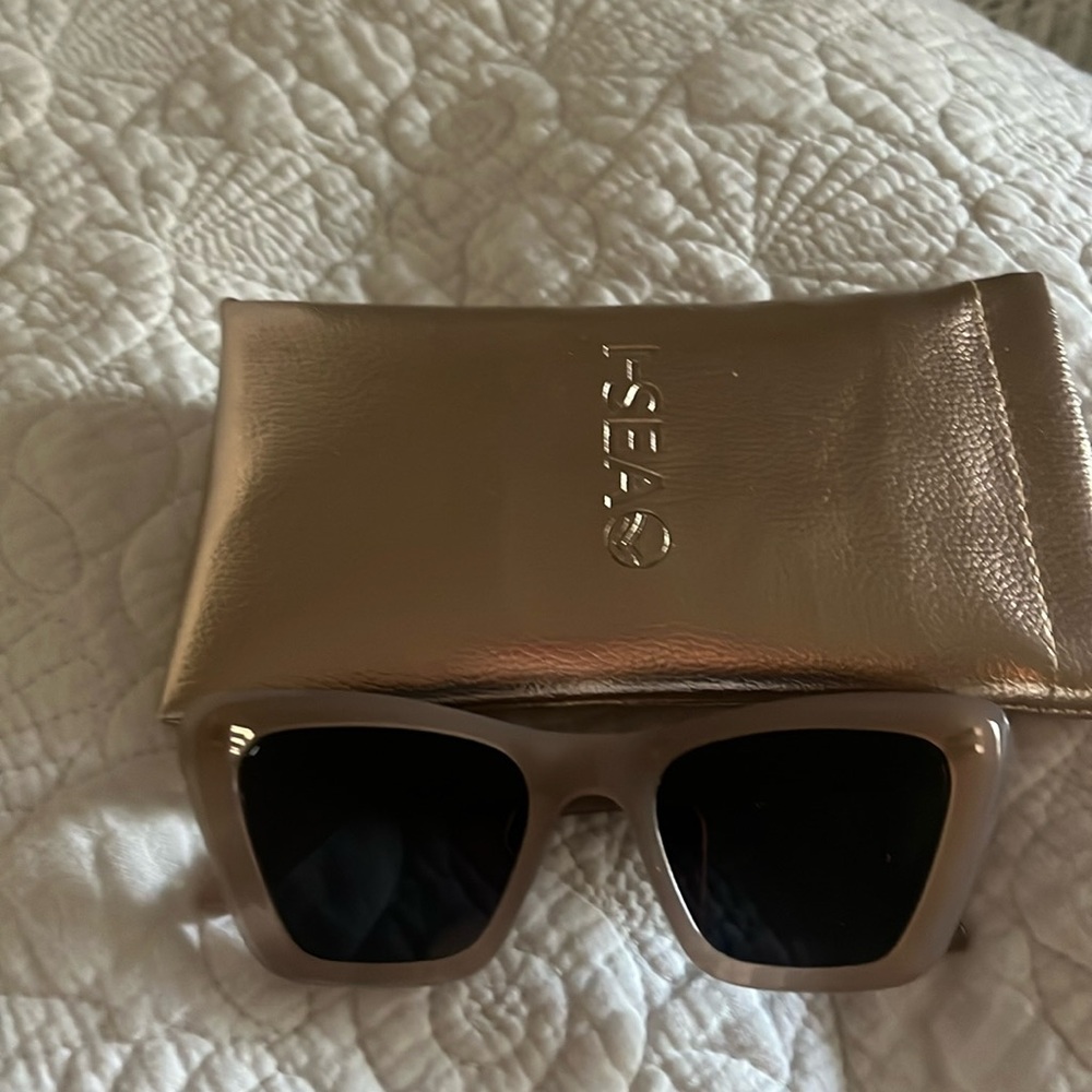 I SEA sunnies. Style Daisy!